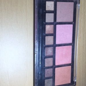 An Almar blush and eye shadow palette